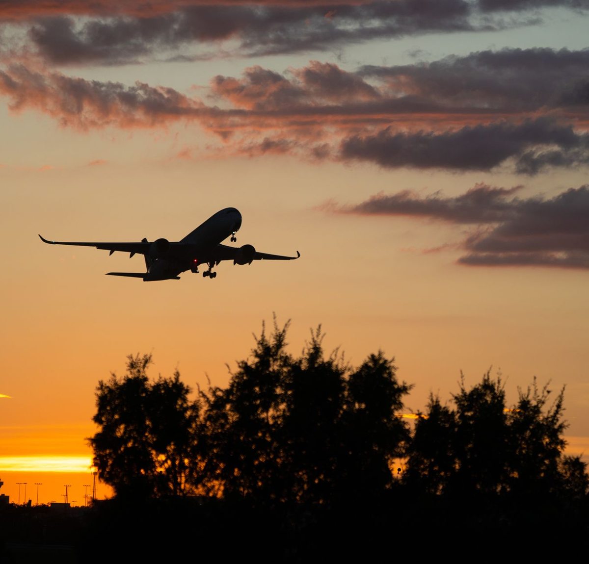 Avião decolando contra o céu ao entardecer