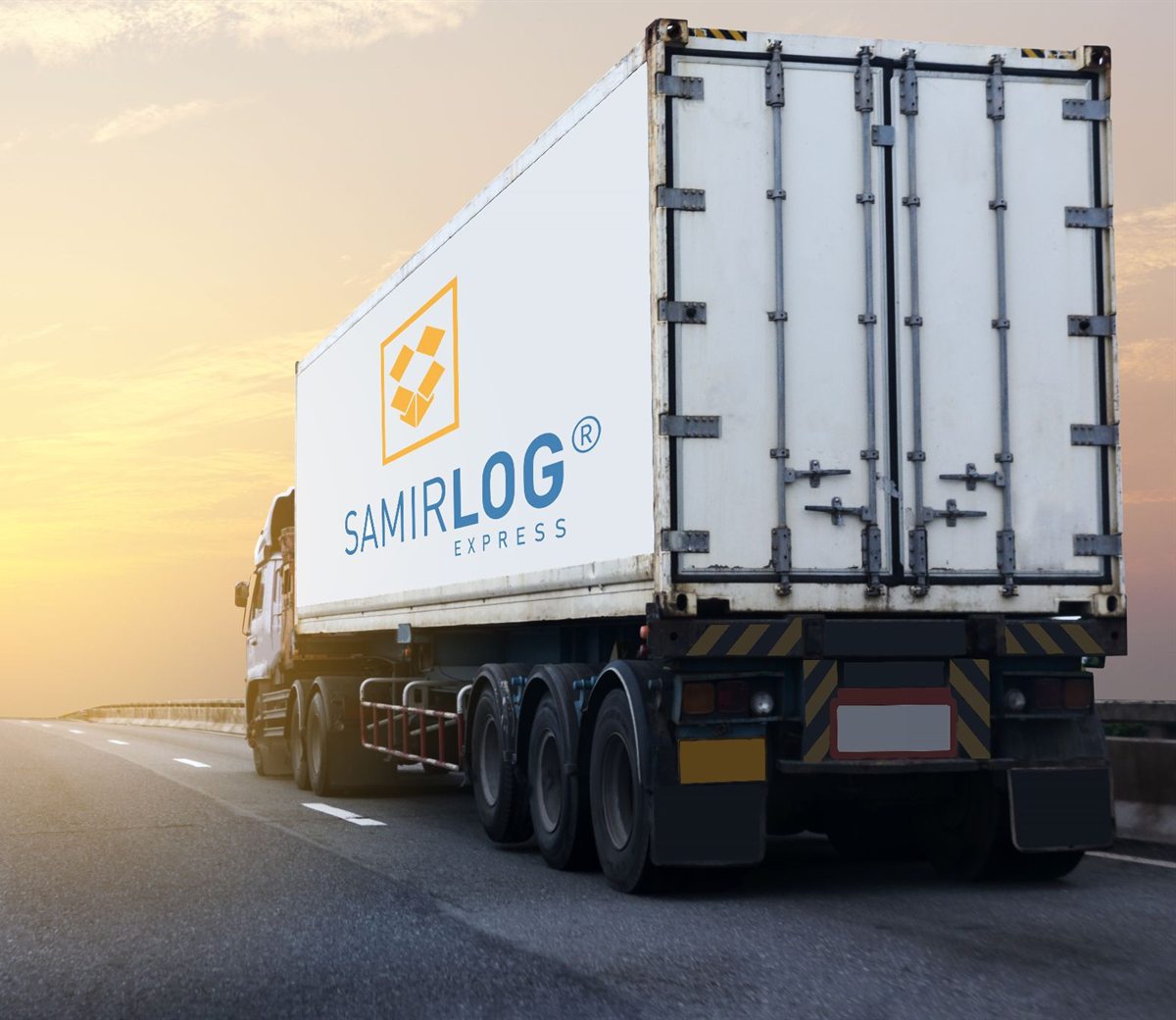 Caminhão da Samir Log Express na estrada ao amanhecer